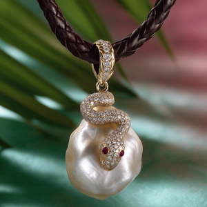 Collar con Colgante de Serpiente para Mujer, Estilo Gótico Barroco, con Perlas, Chapado en Oro de 18K y Rodio, Totalmente Adornado con Piedras - Product Image 1