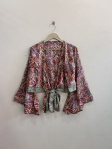 Vente en gros d'ensembles variés de crop tops en soie pour femmes, hauts à nouer style hippie, chemisiers pour femmes - Product Image 4