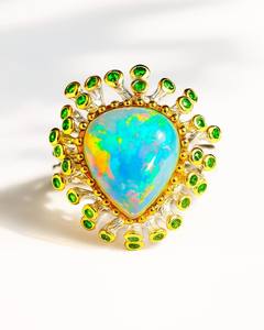 Anillo de Ópalo Fuego Arcoíris de Lujo, Tendencia en Joyería, Diseñado para una Alta Moda Brillante, con un Juego de Colores Vibrantes y un Atractivo Atemporal - Product Image 1