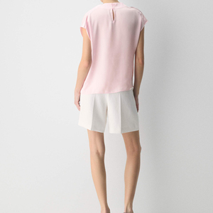 Blusa de mujer sin mangas con cuello drapado, top de lujo de verano de ajuste holgado, tejido elástico, prenda exterior de lujo con cuello alto y manga corta. - Product Image 2