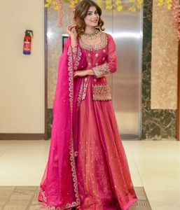 Lehenga Choli de Seda Bordado KV (Rosa) - Traje Tradicional para Fiestas - Product Image 1
