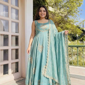 Robe en soie de créateur Fendy avec Sharara à jupe évasée de 7 mètres et Dupatta élégante – Ensemble de vêtements ethniques festifs - Product Image 1