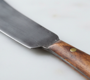 Cuchillo para queso con hoja de acero al carbono mate y mango de madera, espátula duradera para queso, para uso en la cocina. - Product Image 2