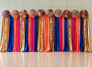 Décoration de scène éblouissante pour Mehndi et Sangeet, aménagement de cérémonie Heena avec décors métalliques découpés au laser style Mehrab, canapé de mariage haut de gamme - Product Image 4