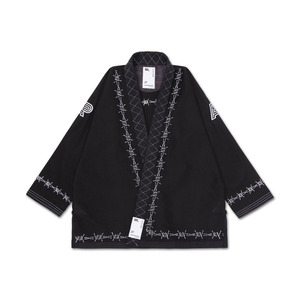 Kimono de Jiu-Jitsu noir pour arts martiaux, modèle A & P Barrier Gi, avec broderie motif fil barbelé et accents blancs - Product Image 2