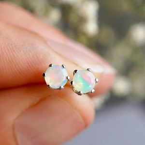 Boucles d'oreilles clous en opale Welo éthiopienne ronde facettée 4 mm, en argent sterling 925, bijoux minimalistes délicats avec pierres précieuses, livrées en coffret cadeau pour elle - Product Image 2