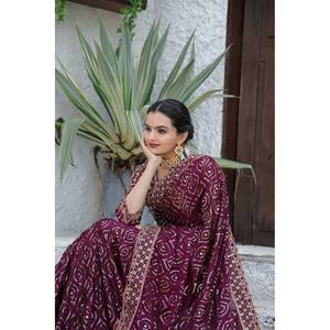 Elegante Saree de Chifón para Fiestas, Bellamente Adornado con Lentejuelas, Bordado Dori y Trabajo Zari - Product Image 4