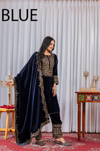 TENNECY Salwar Kameez de créateur lourd, costume de mariée pour mariage et fêtes, haut et bas en velours réversible avec ensemble dupatta - Product Image 4