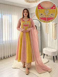 Besticktes Indisch-Pakistanisches Salwar Kameez Set für Hochzeiten und Feiern, Damen Blumenmuster Bordüre Netz-Dupatta, Normale Passform - Product Image 1