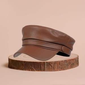 Chapeau en cuir moderne fabriqué à partir de cuir véritable de qualité supérieure pour un style élégant en extérieur, les voyages et la mode de tous les jours - Product Image 6