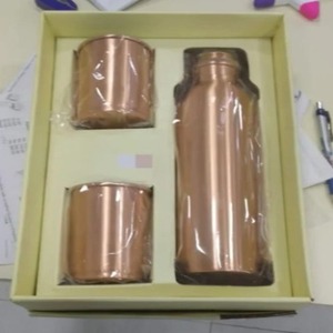 Juego de Regalo de Botella Portátil de Doble Pared de Cobre Ecológico Hecho a Mano con Vasos y Diseño Sublimado - Product Image 1