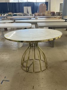 Mesa de centro redonda de diseño moderno con estructura de metal, acabado dorado de calidad duradera, mesas de lujo para decoración de interiores de casas de lujo. - Product Image 6