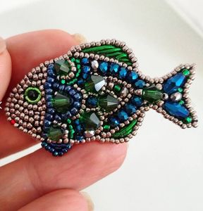 Broche de Lujo con Bordado Floral y Cuentas, Hecho a Mano, Regalo para Ocasiones Especiales, Broche Decorativo Bordado a Mano con Cuentas, Elegante - Product Image 3