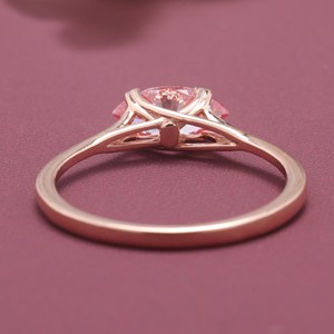 แหวนเพชรเม็ดเดี่ยวทรงมาร์คีส์สีชมพู รับรองโดย IGI ตัวเรือนทองคำ 18K - Product Image 4