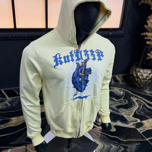 Sudadera con capucha de felpa francesa con cuello sin rematar, efecto desgastado por el sol, estampado DTG, bolsillo rasgado, costuras invertidas y corte crop - Product Image 2