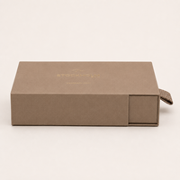 Boîte à bijoux de luxe personnalisée avec papier spécial brun, logo en feuille d'or, insert en velours et tirette en ruban