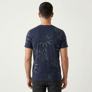 Camiseta Gráfica Botánica Azul Marino para Hombre con Estampado de Hojas Tropicales y Estilo Urbano Casual Moderno - Product Image 4