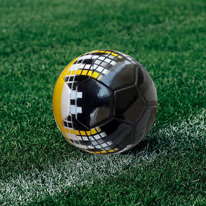 Balón de Fútbol PU Profesional Clásico con Logotipo Personalizado, Talla 5, Rojo, Alta Retención de Aire, Hecho en Pakistán - Product Image 3
