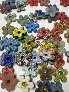 Grandes perles en verre soufflé de 25 mm, motif floral bohème, motif tourbillon multicolore, fleur à 5 pétales, boîte d'espacement, vente en gros pour la fabrication de bijoux - Product Image 1