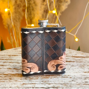 New Best Selling Luxury Floral Hand Tooled Leather Checkered Pattern Premium Hip Flask Holder Case Personalized Hip Flask - Product Image 3
