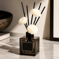 Diffuseur de parfum en verre carré foncé de 50 ml avec bâtonnets floraux, parfum frais et composants en céramique