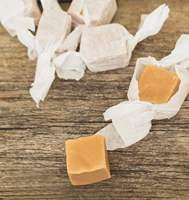 Papier d'emballage alimentaire vierge imperméable imprimé floral pour l'emballage des bonbons, résistant à la graisse, impression offset, design quadricolore