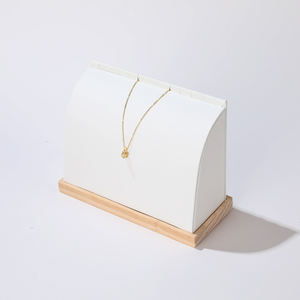 Support de présentation de bijoux en bois et daim/PU blanc de luxe haut de gamme personnalisé avec logo personnalisable pour les magasins de bijoux - Product Image 2