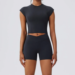 Ensemble de yoga 2 pièces, haut court taille haute et short, couleur unie, col rond, manches courtes, vêtements de sport pour femmes - Product Image 1