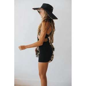 Vestido Midi Negro Moderno con Silueta Natural Fluida, Atrevidos Recortes Laterales, Tirantes Ajustables y Estampado Floral - Product Image 2