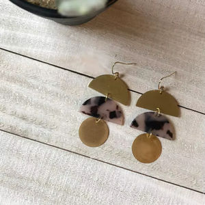 Pendientes artesanales de latón y resina, joyería para mujer, diseño bohemio, éxito de ventas. - Product Image 1