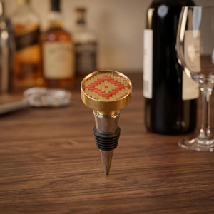 Tapón de vino antiguo tejido a mano con perlas artísticas de latón y hierro fundido en rojo y dorado, regalo único - Product Image 2