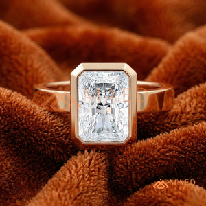 แหวนหมั้นทองคำขาว 14K/18K ทรงเรเดียนท์คัท ประดับเพชรแบบเบเซลเซ็ต พร้อมวงแหวนกว้าง |   แหวนแต่งงานสไตล์มินิมอลร่วมสมัยสำหรับผู้หญิง - Product Image 1