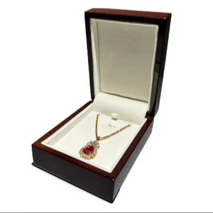 Boîte à bijoux rectangulaire en bois de noyer avec élégante veine de bois et intérieur en velours 78x105x45mm - Product Image 1