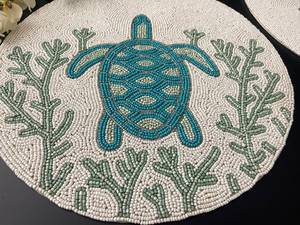 Salvamantel Redondo Azul con Cuentas de Tortuga, Hecho a Mano con Cuentas de Semillas, Decoración de Mesa de Comedor con Temática Marina y Costera, Decoración para el Hogar - Product Image 3