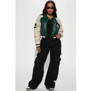 Veste de sport en PU vert et beige avec logo brodé, col rabattu, manches classiques, style preppy, longueur courte - Product Image 2