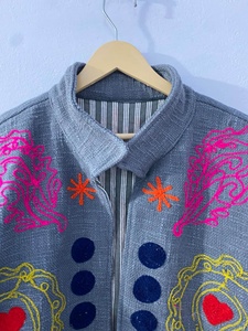 เสื้อแจ็คเก็ตโบฮีเมียนปักลายสีเทา งานฝีมือประณีต ลายหัวใจหลากสีและลายดอกไม้ แขนยาว คอตั้ง  ลายโมทีฟ  เสื้อคลุม - Product Image 2