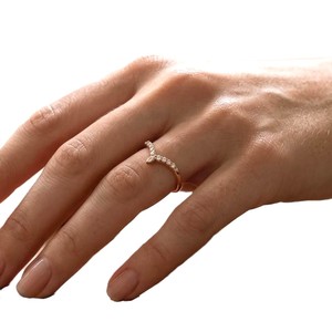 Bague minimaliste empilable en or massif 10K 14K 18K avec diamants de laboratoire de couleur DEF, clarté VS VVS, taille marquise et ronde, et bande incurvée en chevron - Product Image 2