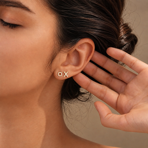 Pendientes de Letra con Baño de Oro Amarillo de 18K, con Diamante de Corte Redondo y Moissanita - Regalo de Aniversario para Mujer - Product Image 6