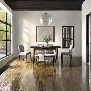 Silla de Comedor Contemporánea con Patas de Madera Maciza, Acabado Cacao, Tapicería de Tela Gris Claro - Muebles de Comedor Duraderos para Apartamento - Product Image 1