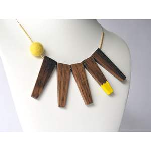 Collier pendentif en bois durable fait à la main pour femmes, artisanat élégant en bambou et en bois - Product Image 3