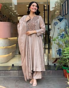 Nuevo Conjunto Premium de Kurta y Pantalón de Seda Romana con Bordado, Dupatta de Seda Chanderi, Listo para Usar, Kurti de 48 Pulgadas de Largo, Venta al Por Mayor - Product Image 4