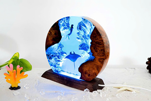 Lampe d'art en résine époxy ronde avec base en bois, motif animalier, décoration d'intérieur, sculpture fabriquée au Vietnam - Product Image 1