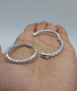 Boucles d'oreilles créoles Huggies en or massif 14K avec diamant de laboratoire de 4,20 carats, design audacieux et luxueux, pour fête, anniversaire, cadeau minimaliste - Product Image 4