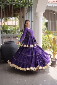 Lehenga Choli en coton violet avec blouse peplum et bordure dorée, robe de mariée traditionnelle longue pour femme, style Inde Pakistan - Product Image 1
