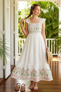Robe midi en coton blanc smocké avec broderie florale complexe faite à la main, manches volantées, col carré, robe maxi brodée - Product Image 2