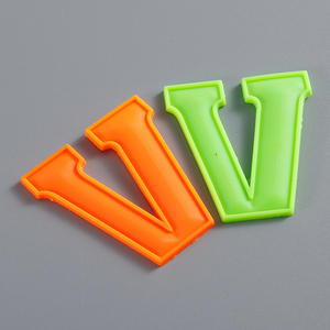 Patch en caoutchouc 3D personnalisé en forme de lettre V, en PVC souple, gaufré, imperméable, durable, à coudre ou à coller avec une boucle auto-agrippante pour vêtements, chapeaux, sacs, vestes, sacs à dos - Product Image 3