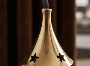 Quemador de Incienso Decorativo con Forma de Campana Dorada, con Recortes de Estrellas y Soporte de Trípode para Yoga, Meditación y Spa - Product Image 4