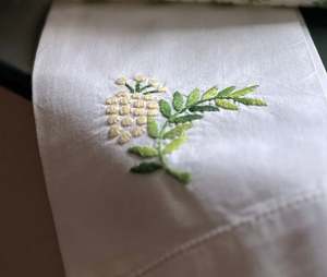 Toalla de invitado de algodón blanco al por mayor, servilleta de tela con bordado personalizado de flor de mimosa y dobladillo, lavable a máquina para el hogar, hoteles y bodas - Product Image 2