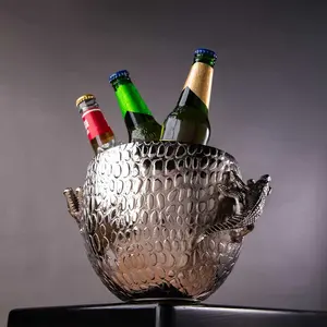 Cubo de Hielo de Aluminio Ecológico Hecho a Mano con Asas Pulidas a Espejo, Diseño Artístico Moderno con Patrón Vertical para Hogar, Bar o Pared - Product Image 1