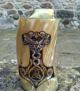 Tasse à corne sur le thème médiéval sur mesure sculptée à la main et polie par les magasins d'approvisionnement artisanal Viking pour la revente - Product Image 2
